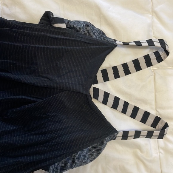 lululemon tank top, old style with built in sports bra. size 6 - Picture 2 of 5